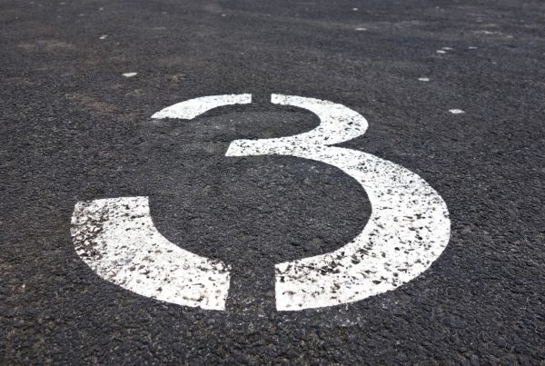 Obrázek ukazuje číslo tři vyznačené na asfaltu
