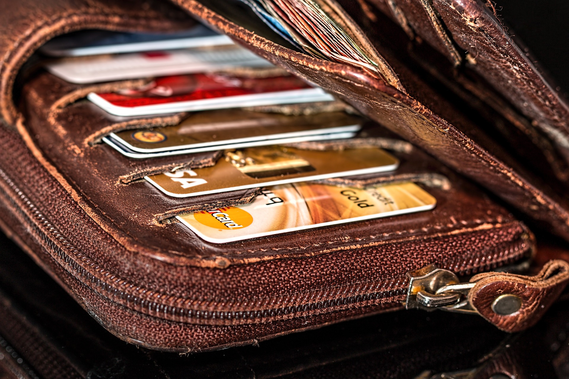 Na obrázku je otevřená peněženka s několika platebními kartami
