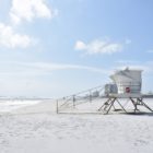 Na obrázku je vidět stanice pobřežní hlídky na pláži u moře