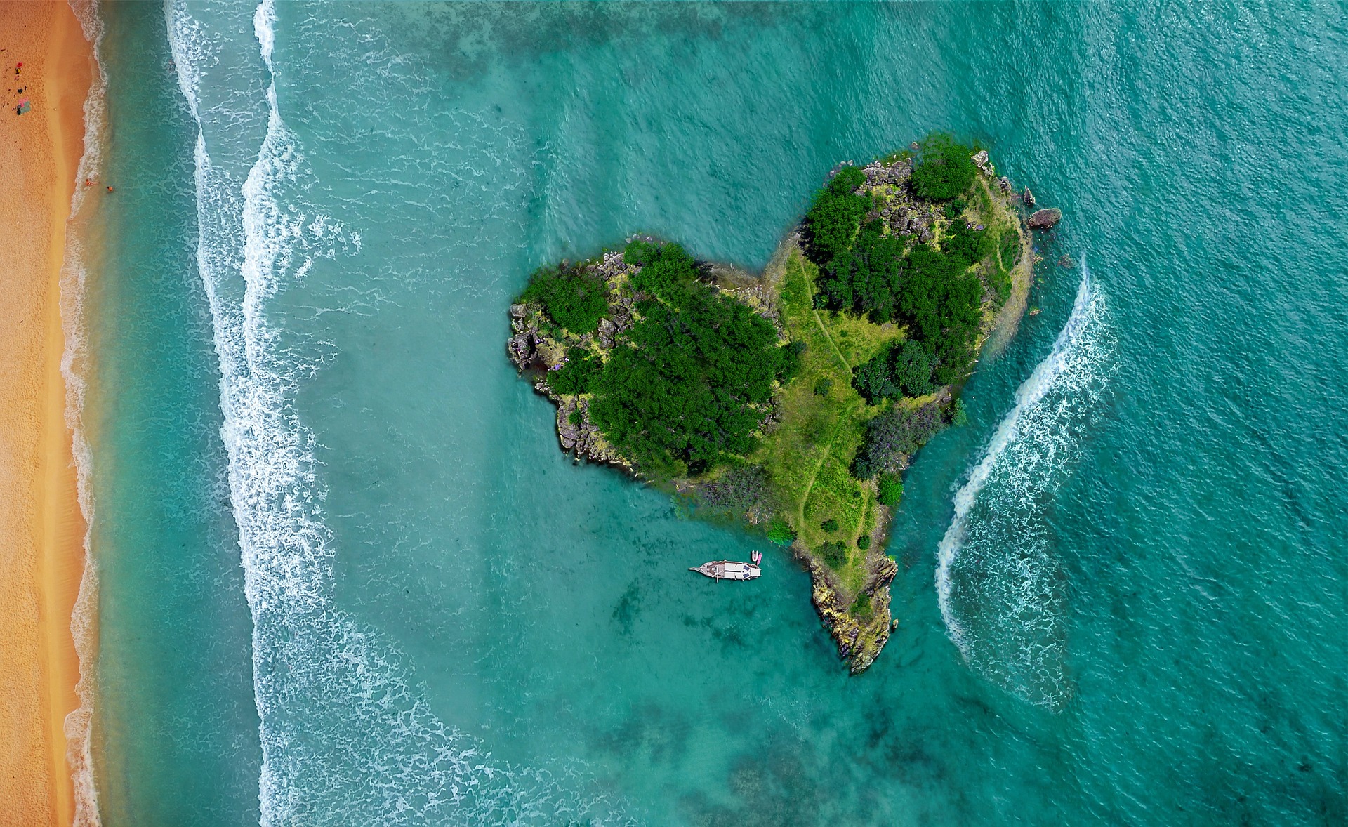 Na obrázku je letecký záběr na moře a ostrov ve tvaru srdce