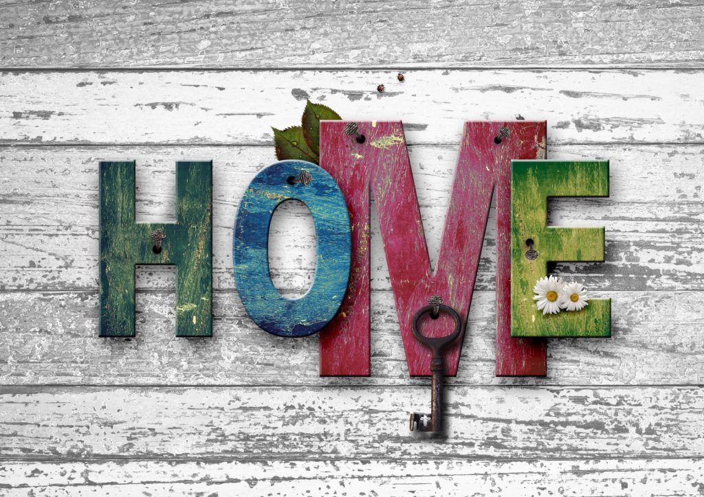 Na obrázku je ze dřevěných písmen nápis HOME, což znamená domov