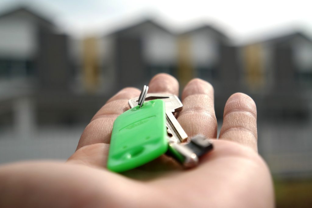 Na obrázku je rozevřená dlaň s klíči od domu