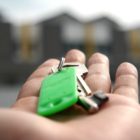 Na obrázku je rozevřená dlaň s klíči od domu